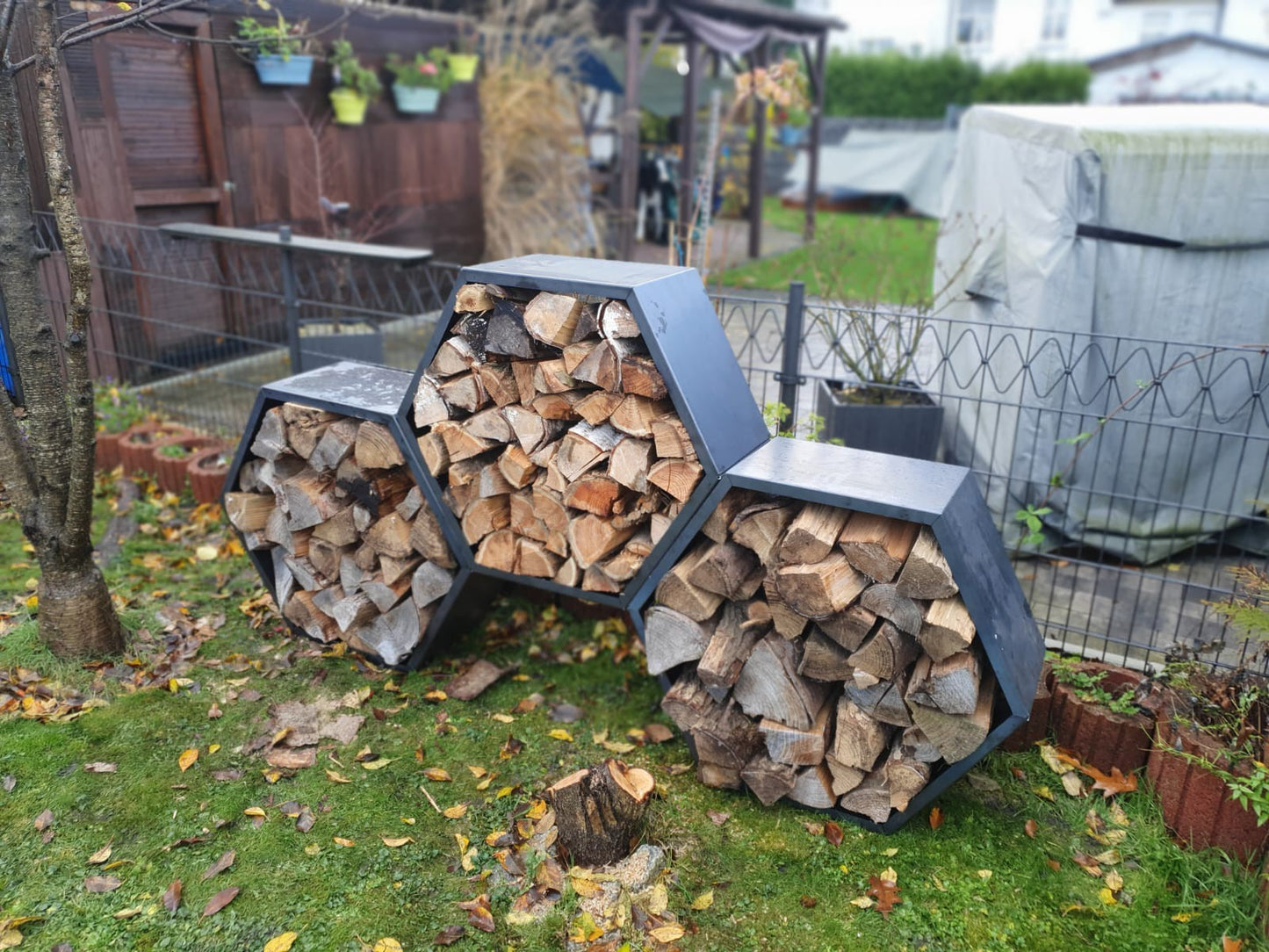 Holzlege Kaminholzregal Cortenstahl Individuelles Holzlager Brennholz Hexagon